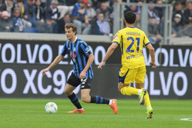 Giorgio Scalvini of Atalanta BC competes for the ball with Abdou Harroui of Hellas Verona FC during Atalanta BC vs Hellas Verona, 30Â° Serie A Enilive 2025-26 game at New Balance arena in Bergamo (BG), Italy, on March 22, 2026.  Copyright: xDavidexCasentini IPAxSportx xipa-agency.netx xx IPA_73320527 IPA_Agency_IPA73320527