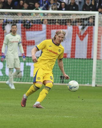 Andrias Edmundsson of Hellas Verona FC play the ball during Atalanta BC vs Hellas Verona, 30Â° Serie A Enilive 2025-26 game at New Balance arena in Bergamo (BG), Italy, on March 22, 2026.  Copyright: xDavidexCasentini IPAxSportx xipa-agency.netx xx IPA_73320949 IPA_Agency_IPA73320949
