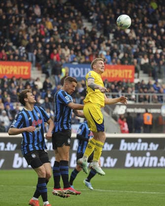 CALCIO - Serie A - Atalanta BC vs Hellas Verona FC Nicolas Valentini of Hellas Verona FC competes for the ball with Mario Pasalic of Atalanta BC during Atalanta BC vs Hellas Verona, 30Â° Serie A Enilive 2025-26 game at New Balance arena in Bergamo (BG), Italy, on March 22, 2026. Bergamo Italy  Copyright: xIPAxSport ABACAx