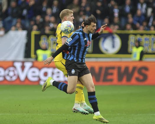 CALCIO - Serie A - Atalanta BC vs Hellas Verona FC Lazar Samardzic of Atalanta BC battle for the ball with Nicolas Valentini of Hellas Verona FC during Atalanta BC vs Hellas Verona, 30Â° Serie A Enilive 2025-26 game at New Balance arena in Bergamo (BG), Italy, on March 22, 2026. Bergamo Italy  Copyright: xIPAxSport ABACAx