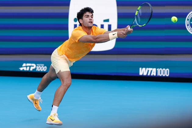 MIAMI GARDENS, FL - MARCH 22: Carlos Alcaraz (ESP) in action during his men™s third round singles match against Sebastian Korda (USA) at the Miami Open on March 22, 2026, at Hard Rock Stadium in Miami Gardens, Florida,(Photo by Chris Arjoon Icon Sportswire) TENNIS: MAR 22 Miami Open EDITORIAL USE ONLY Icon2603220010119
