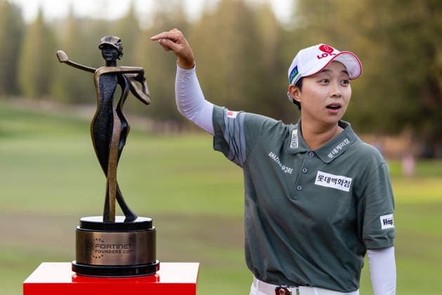 MENLO PARK, CA - MARCH 22: Hyo Joo Kim of South Korea points at the trophy after winning the final round of the LPGA, Golf Damen Fortinet Founders Cup on March 22, 2026 at Sharon Heights Golf & Country Club in Menlo Park, CA. (Photo by Matthew Huang Icon Sportswire) GOLF: MAR 22 LPGA Fortinet Founders Cup EDITORIAL USE ONLY Icon2603220514