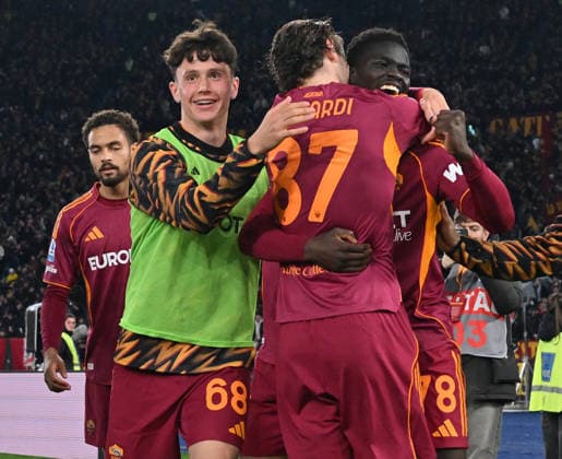 (260323) -- ROME, March 23, 2026 -- Roma s Robinio Vaz (1st R) celebrates his goal with teammates during a Serie A football match between Roma and Lecce in Rome, Italy, March 22, 2026. (Photo by Xinhua) (SP)ITALY-ROME-FOOTBALL-SERIE A-ROMA VS LECCE AlbertoxLingria 