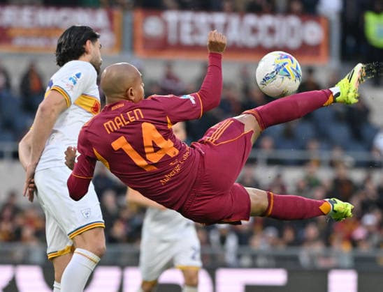 (260323) -- ROME, March 23, 2026 -- Roma s Donyell Malen (R) competes during a Serie A football match between Roma and Lecce in Rome, Italy, March 22, 2026. (Photo by Xinhua) (SP)ITALY-ROME-FOOTBALL-SERIE A-ROMA VS LECCE AlbertoxLingria 