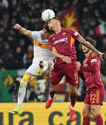 (260323) -- ROME, March 23, 2026 -- Roma s Lorenzo Pellegrini (top R) vies with Lecce s Omri Gandelman (top L) during a Serie A football match between Roma and Lecce in Rome, Italy, March 22, 2026. (Photo by Xinhua) (SP)ITALY-ROME-FOOTBALL-SERIE A-ROMA VS LECCE AlbertoxLingria 