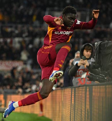 (260323) -- ROME, March 23, 2026 -- Roma s Robinio Vaz celebrates his goal during a Serie A football match between Roma and Lecce in Rome, Italy, March 22, 2026. (Photo by Xinhua) (SP)ITALY-ROME-FOOTBALL-SERIE A-ROMA VS LECCE AlbertoxLingria 