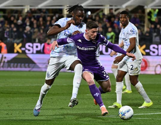 (260323) -- FLORENCE, March 23, 2026 () -- Inter Milan s Yann Bisseck (L) vies with Fiorentina s Robin Gosens (C) during a Serie A football match between Fiorentina and Inter Milan in Florence, Italy, March 22, 2026. () (SP)ITALY-FLORENCE-FOOTBALL-SERIE A-FIORENTINA VS INTER MILAN Xinhua 