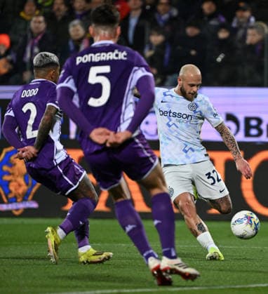 (260323) -- FLORENCE, March 23, 2026 () -- Inter Milan s Federico Dimarco (R) shoots during a Serie A football match between Fiorentina and Inter Milan in Florence, Italy, March 22, 2026. () (SP)ITALY-FLORENCE-FOOTBALL-SERIE A-FIORENTINA VS INTER MILAN Xinhua 