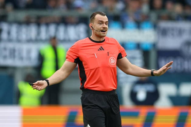 Fußball, Männer: 3. Liga, MSV Duisburg - TSV 1860 München, 30. Spieltag, Schauinsland-Reisen-Arena. Schiedsrichter Richard Hempel. *** Soccer, Men 3 League, MSV Duisburg TSV 1860 Munich, Matchday 30, Schauinsland Reisen Arena Referee Richard Hempel