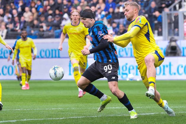 Atalanta BC vs Hellas Verona Italy, Bergamo, 2026 03 22: Victor Nelsson, Nikola Krstovic (Atalanta) dribbles in front court in the second half during Atalanta BC vs Hellas Verona, Serie A EniLive 2025-2026, day 30 at New Balance Arena Bergamo Lombardy Italy Copyright: xFabrizioxAndreaxBertanix