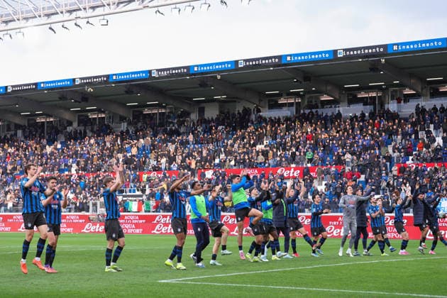 Atalanta BC vs Hellas Verona Italy, Bergamo, 2026 03 22: Atalanta s players after the victory greet the fans in the stands at the end of Atalanta BC vs Hellas Verona, Serie A EniLive 2025-2026, day 30 at New Balance Arena Bergamo Lombardy Italy Copyright: xFabrizioxAndreaxBertanix