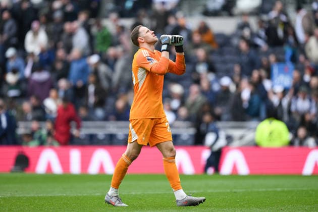 Tottenham Hotspur v Nottingham Forest - Premier League Matz Sels, Nottingham Forest goalkeeper, celebrates victory during the Premier League match between Tottenham Hotspur and Nottingham Forest at the Tottenham Hotspur Stadium in London on March 22, 2026. London Greater London United Kingdom  Copyright: xMIxNewsx originalFilename:fletcher-tottenha260322_npYzj.jpg