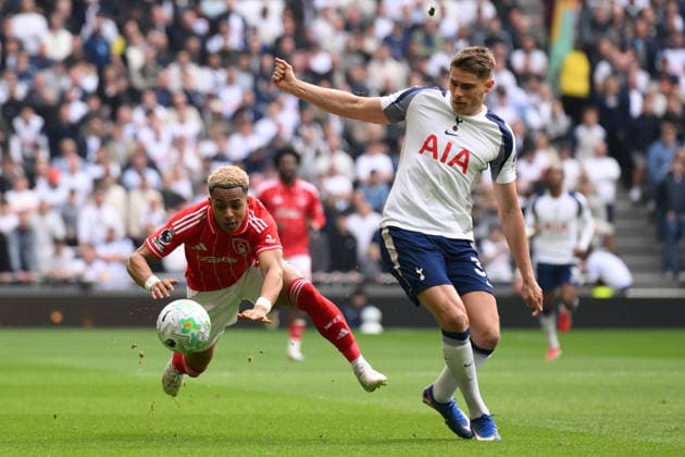 Tottenham Hotspur v Nottingham Forest - Premier League Omari Hutchinson of Nottingham Forest and Micky van de Ven of Tottenham Hotspur during the Premier League match between Tottenham Hotspur and Nottingham Forest at the Tottenham Hotspur Stadium in London on March 22, 2026. London Greater London United Kingdom  Copyright: xMIxNewsx originalFilename:fletcher-tottenha260322_np6dw.jpg