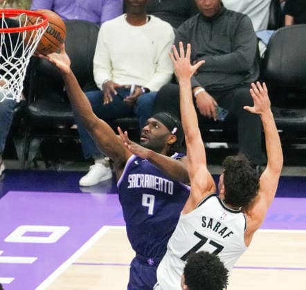 (260323) -- SACRAMENTO, March 23, 2026 -- Precious Achiuwa (L) of Sacramento Kings goes for a layup during the 2025-2026 NBA, Basketball Herren, USA regular season game between Sacramento Kings and Brooklyn Nets in Sacramento, the United States, March 22, 2026. (Photo by Xinhua) (SP)U.S.-SACRAMENTO-BASKETBALL-NBA-KINGS VS NETS SunxYuxuan 