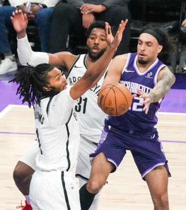 (260323) -- SACRAMENTO, March 23, 2026 -- Devin Carter (R) of Sacramento Kings passes the ball during the 2025-2026 NBA, Basketball Herren, USA regular season game between Sacramento Kings and Brooklyn Nets in Sacramento, the United States, March 22, 2026. (Photo by Xinhua) (SP)U.S.-SACRAMENTO-BASKETBALL-NBA-KINGS VS NETS SunxYuxuan 