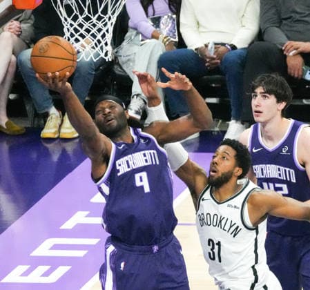 (260323) -- SACRAMENTO, March 23, 2026 -- Precious Achiuwa (L) of Sacramento Kings goes for a layup during the 2025-2026 NBA, Basketball Herren, USA regular season game between Sacramento Kings and Brooklyn Nets in Sacramento, the United States, March 22, 2026. (Photo by Xinhua) (SP)U.S.-SACRAMENTO-BASKETBALL-NBA-KINGS VS NETS SunxYuxuan 