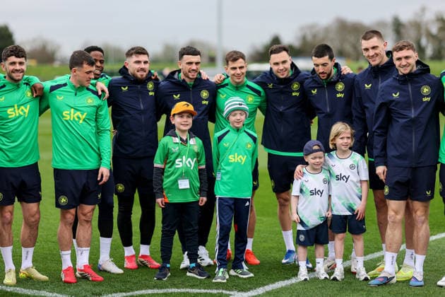 Republic of Ireland Squad Training, FAI HQ, Dublin 23 3 2026 A view of the Ireland team posing with young fans A view of the Ireland team posing with young fans 23 3 2026  Copyright: x INPHO RyanxByrnex RB2_1741