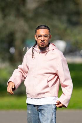 Malo Gusto - Les joueurs de l équipe de France de football arrivent au Centre national de football de Clairefontaine-en-Yveline, France, le 23 mars 2026. Les vice-champions du monde se rendront cette semaine aux Etats-Unis, dans la banlieue de Boston, pour y disputer deux matchs amicaux en préparation de la Coupe du monde 2026. D’abord contre le Brésil jeudi (21h) puis la Colombie dimanche (21h). Pierre Perusseau Bestimage French soccer team during the Arrival of French team at INF Clairefontaine on March 23, 2026 in Clairefontaine, France. Clairefontaine-en-Yveline France  Copyright: xPierrexPerusseaux xBestimagexPierrexPerusseaux xBestimagex