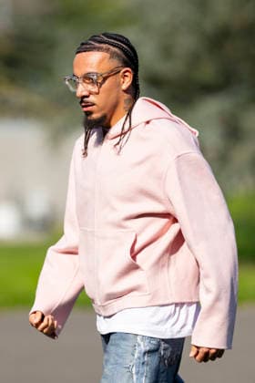 Malo Gusto - Les joueurs de l équipe de France de football arrivent au Centre national de football de Clairefontaine-en-Yveline, France, le 23 mars 2026. Les vice-champions du monde se rendront cette semaine aux Etats-Unis, dans la banlieue de Boston, pour y disputer deux matchs amicaux en préparation de la Coupe du monde 2026. D’abord contre le Brésil jeudi (21h) puis la Colombie dimanche (21h). Pierre Perusseau Bestimage French soccer team during the Arrival of French team at INF Clairefontaine on March 23, 2026 in Clairefontaine, France. Clairefontaine-en-Yveline France  Copyright: xPierrexPerusseaux xBestimagexPierrexPerusseaux xBestimagex