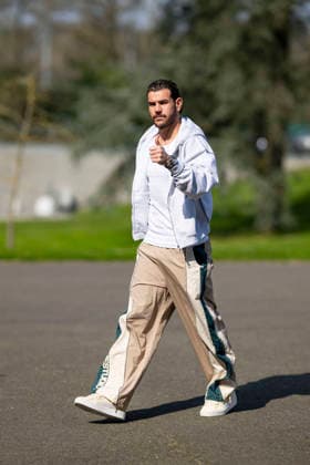 Theo Hernandez - Les joueurs de l équipe de France de football arrivent au Centre national de football de Clairefontaine-en-Yveline, France, le 23 mars 2026. Les vice-champions du monde se rendront cette semaine aux Etats-Unis, dans la banlieue de Boston, pour y disputer deux matchs amicaux en préparation de la Coupe du monde 2026. D’abord contre le Brésil jeudi (21h) puis la Colombie dimanche (21h). Pierre Perusseau Bestimage French soccer team during the Arrival of French team at INF Clairefontaine on March 23, 2026 in Clairefontaine, France. Clairefontaine-en-Yveline France  Copyright: xPierrexPerusseaux xBestimagexPierrexPerusseaux xBestimagex