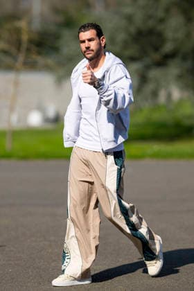 Theo Hernandez - Les joueurs de l équipe de France de football arrivent au Centre national de football de Clairefontaine-en-Yveline, France, le 23 mars 2026. Les vice-champions du monde se rendront cette semaine aux Etats-Unis, dans la banlieue de Boston, pour y disputer deux matchs amicaux en préparation de la Coupe du monde 2026. D’abord contre le Brésil jeudi (21h) puis la Colombie dimanche (21h). Pierre Perusseau Bestimage French soccer team during the Arrival of French team at INF Clairefontaine on March 23, 2026 in Clairefontaine, France. Clairefontaine-en-Yveline France  Copyright: xPierrexPerusseaux xBestimagexPierrexPerusseaux xBestimagex