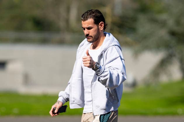 Theo Hernandez - Les joueurs de l équipe de France de football arrivent au Centre national de football de Clairefontaine-en-Yveline, France, le 23 mars 2026. Les vice-champions du monde se rendront cette semaine aux Etats-Unis, dans la banlieue de Boston, pour y disputer deux matchs amicaux en préparation de la Coupe du monde 2026. D’abord contre le Brésil jeudi (21h) puis la Colombie dimanche (21h). Pierre Perusseau Bestimage French soccer team during the Arrival of French team at INF Clairefontaine on March 23, 2026 in Clairefontaine, France. Clairefontaine-en-Yveline France  Copyright: xPierrexPerusseaux xBestimagexPierrexPerusseaux xBestimagex