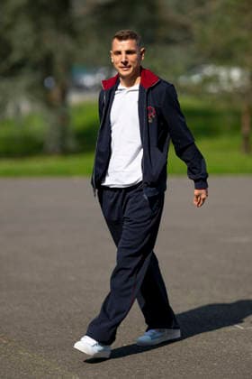Lucas Digne - Les joueurs de l équipe de France de football arrivent au Centre national de football de Clairefontaine-en-Yveline, France, le 23 mars 2026. Les vice-champions du monde se rendront cette semaine aux Etats-Unis, dans la banlieue de Boston, pour y disputer deux matchs amicaux en préparation de la Coupe du monde 2026. D’abord contre le Brésil jeudi (21h) puis la Colombie dimanche (21h). Pierre Perusseau Bestimage French soccer team during the Arrival of French team at INF Clairefontaine on March 23, 2026 in Clairefontaine, France. Clairefontaine-en-Yveline France  Copyright: xPierrexPerusseaux xBestimagexPierrexPerusseaux xBestimagex
