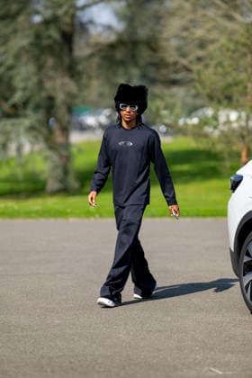 Michael Olise - Les joueurs de l équipe de France de football arrivent au Centre national de football de Clairefontaine-en-Yveline, France, le 23 mars 2026. Les vice-champions du monde se rendront cette semaine aux Etats-Unis, dans la banlieue de Boston, pour y disputer deux matchs amicaux en préparation de la Coupe du monde 2026. D’abord contre le Brésil jeudi (21h) puis la Colombie dimanche (21h). Pierre Perusseau Bestimage French soccer team during the Arrival of French team at INF Clairefontaine on March 23, 2026 in Clairefontaine, France. Clairefontaine-en-Yveline France  Copyright: xPierrexPerusseaux xBestimagexPierrexPerusseaux xBestimagex
