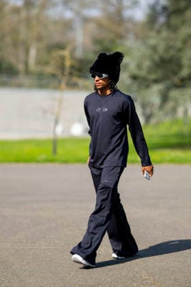 Michael Olise - Les joueurs de l équipe de France de football arrivent au Centre national de football de Clairefontaine-en-Yveline, France, le 23 mars 2026. Les vice-champions du monde se rendront cette semaine aux Etats-Unis, dans la banlieue de Boston, pour y disputer deux matchs amicaux en préparation de la Coupe du monde 2026. D’abord contre le Brésil jeudi (21h) puis la Colombie dimanche (21h). Pierre Perusseau Bestimage French soccer team during the Arrival of French team at INF Clairefontaine on March 23, 2026 in Clairefontaine, France. Clairefontaine-en-Yveline France  Copyright: xPierrexPerusseaux xBestimagexPierrexPerusseaux xBestimagex