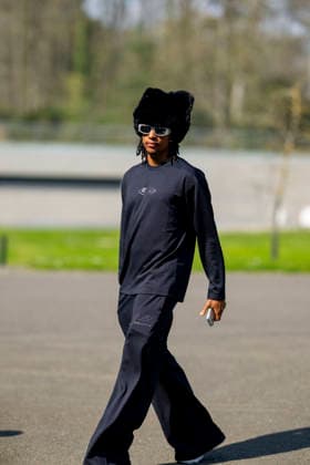 Michael Olise - Les joueurs de l équipe de France de football arrivent au Centre national de football de Clairefontaine-en-Yveline, France, le 23 mars 2026. Les vice-champions du monde se rendront cette semaine aux Etats-Unis, dans la banlieue de Boston, pour y disputer deux matchs amicaux en préparation de la Coupe du monde 2026. D’abord contre le Brésil jeudi (21h) puis la Colombie dimanche (21h). Pierre Perusseau Bestimage French soccer team during the Arrival of French team at INF Clairefontaine on March 23, 2026 in Clairefontaine, France. Clairefontaine-en-Yveline France  Copyright: xPierrexPerusseaux xBestimagexPierrexPerusseaux xBestimagex
