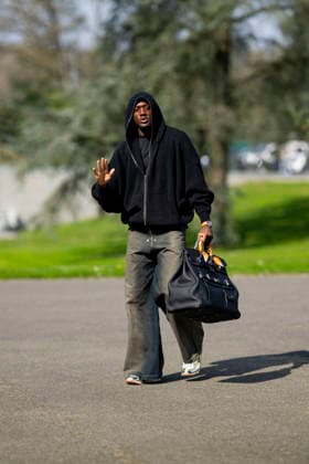 Ibrahima Konaté - Les joueurs de l équipe de France de football arrivent au Centre national de football de Clairefontaine-en-Yveline, France, le 23 mars 2026. Les vice-champions du monde se rendront cette semaine aux Etats-Unis, dans la banlieue de Boston, pour y disputer deux matchs amicaux en préparation de la Coupe du monde 2026. D’abord contre le Brésil jeudi (21h) puis la Colombie dimanche (21h). Pierre Perusseau Bestimage French soccer team during the Arrival of French team at INF Clairefontaine on March 23, 2026 in Clairefontaine, France. Clairefontaine-en-Yveline France  Copyright: xPierrexPerusseaux xBestimagexPierrexPerusseaux xBestimagex