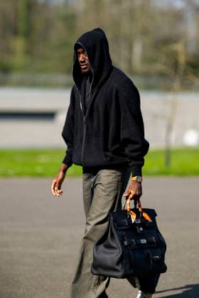 Ibrahima Konaté - Les joueurs de l équipe de France de football arrivent au Centre national de football de Clairefontaine-en-Yveline, France, le 23 mars 2026. Les vice-champions du monde se rendront cette semaine aux Etats-Unis, dans la banlieue de Boston, pour y disputer deux matchs amicaux en préparation de la Coupe du monde 2026. D’abord contre le Brésil jeudi (21h) puis la Colombie dimanche (21h). Pierre Perusseau Bestimage French soccer team during the Arrival of French team at INF Clairefontaine on March 23, 2026 in Clairefontaine, France. Clairefontaine-en-Yveline France  Copyright: xPierrexPerusseaux xBestimagexPierrexPerusseaux xBestimagex