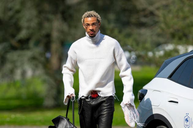 Hugo Ekitiké - Les joueurs de l équipe de France de football arrivent au Centre national de football de Clairefontaine-en-Yveline, France, le 23 mars 2026. Les vice-champions du monde se rendront cette semaine aux Etats-Unis, dans la banlieue de Boston, pour y disputer deux matchs amicaux en préparation de la Coupe du monde 2026. D’abord contre le Brésil jeudi (21h) puis la Colombie dimanche (21h). Pierre Perusseau Bestimage French soccer team during the Arrival of French team at INF Clairefontaine on March 23, 2026 in Clairefontaine, France. Clairefontaine-en-Yveline France  Copyright: xPierrexPerusseaux xBestimagexPierrexPerusseaux xBestimagex