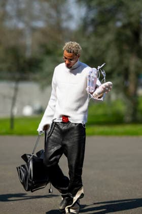 Hugo Ekitiké - Les joueurs de l équipe de France de football arrivent au Centre national de football de Clairefontaine-en-Yveline, France, le 23 mars 2026. Les vice-champions du monde se rendront cette semaine aux Etats-Unis, dans la banlieue de Boston, pour y disputer deux matchs amicaux en préparation de la Coupe du monde 2026. D’abord contre le Brésil jeudi (21h) puis la Colombie dimanche (21h). Pierre Perusseau Bestimage French soccer team during the Arrival of French team at INF Clairefontaine on March 23, 2026 in Clairefontaine, France. Clairefontaine-en-Yveline France  Copyright: xPierrexPerusseaux xBestimagexPierrexPerusseaux xBestimagex