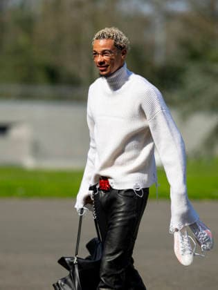 Hugo Ekitiké - Les joueurs de l équipe de France de football arrivent au Centre national de football de Clairefontaine-en-Yveline, France, le 23 mars 2026. Les vice-champions du monde se rendront cette semaine aux Etats-Unis, dans la banlieue de Boston, pour y disputer deux matchs amicaux en préparation de la Coupe du monde 2026. D’abord contre le Brésil jeudi (21h) puis la Colombie dimanche (21h). Pierre Perusseau Bestimage French soccer team during the Arrival of French team at INF Clairefontaine on March 23, 2026 in Clairefontaine, France. Clairefontaine-en-Yveline France  Copyright: xPierrexPerusseaux xBestimagexPierrexPerusseaux xBestimagex