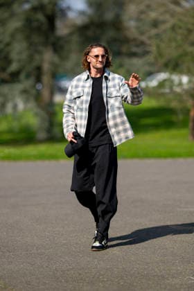 Adrien Rabiot - Les joueurs de l équipe de France de football arrivent au Centre national de football de Clairefontaine-en-Yveline, France, le 23 mars 2026. Les vice-champions du monde se rendront cette semaine aux Etats-Unis, dans la banlieue de Boston, pour y disputer deux matchs amicaux en préparation de la Coupe du monde 2026. D’abord contre le Brésil jeudi (21h) puis la Colombie dimanche (21h). Pierre Perusseau Bestimage French soccer team during the Arrival of French team at INF Clairefontaine on March 23, 2026 in Clairefontaine, France. Clairefontaine-en-Yveline France  Copyright: xPierrexPerusseaux xBestimagexPierrexPerusseaux xBestimagex
