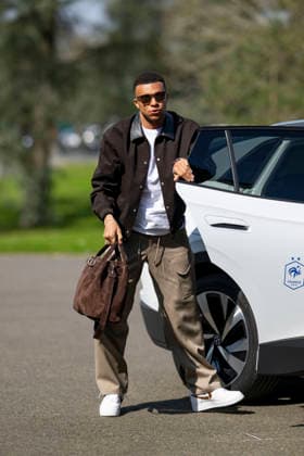 Kilyan Mbappé - Les joueurs de l équipe de France de football arrivent au Centre national de football de Clairefontaine-en-Yveline, France, le 23 mars 2026. Les vice-champions du monde se rendront cette semaine aux Etats-Unis, dans la banlieue de Boston, pour y disputer deux matchs amicaux en préparation de la Coupe du monde 2026. D’abord contre le Brésil jeudi (21h) puis la Colombie dimanche (21h). Pierre Perusseau Bestimage French soccer team during the Arrival of French team at INF Clairefontaine on March 23, 2026 in Clairefontaine, France. Clairefontaine-en-Yveline France  Copyright: xPierrexPerusseaux xBestimagexPierrexPerusseaux xBestimagex