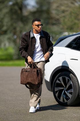 Kilyan Mbappé - Les joueurs de l équipe de France de football arrivent au Centre national de football de Clairefontaine-en-Yveline, France, le 23 mars 2026. Les vice-champions du monde se rendront cette semaine aux Etats-Unis, dans la banlieue de Boston, pour y disputer deux matchs amicaux en préparation de la Coupe du monde 2026. D’abord contre le Brésil jeudi (21h) puis la Colombie dimanche (21h). Pierre Perusseau Bestimage French soccer team during the Arrival of French team at INF Clairefontaine on March 23, 2026 in Clairefontaine, France. Clairefontaine-en-Yveline France  Copyright: xPierrexPerusseaux xBestimagexPierrexPerusseaux xBestimagex