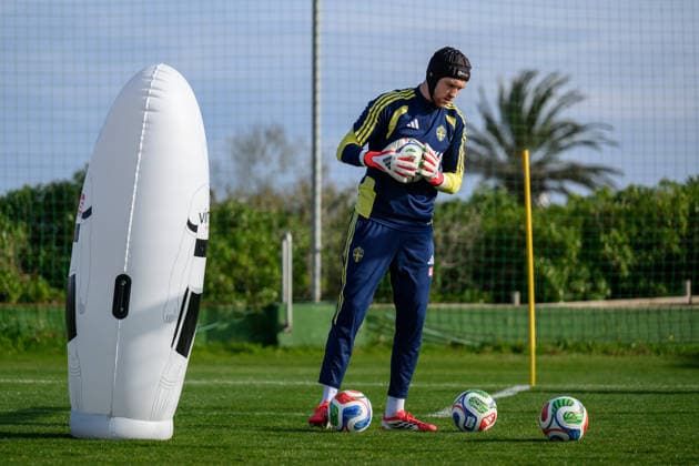 260323 goalkeeper Noel Törnqvist of the Swedish national football team during a training session on March 23, 2026 in Valencia Photo Joel Marklund BILDBYRAN code JM JM0804 bbeng fotboll football soccer fotball vm kval fifa world cup qualifier qualifier träning practice training sverige sweden sverige a  Copyright: JOELxMARKLUND BB260323JM037