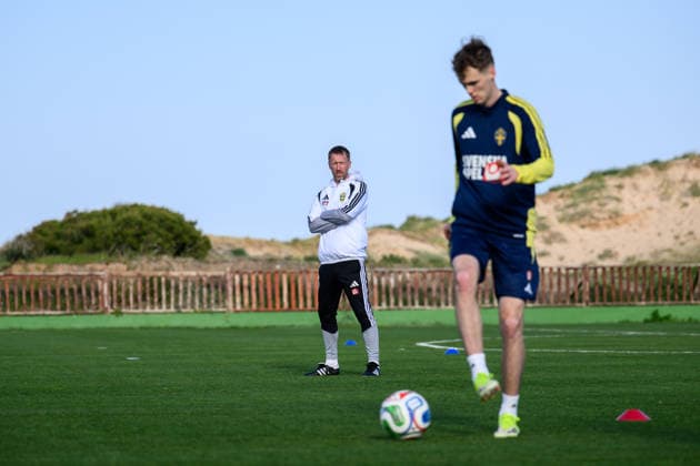 260323 Head coach Graham Potter and Williot Swedberg of the Swedish national football team during a training session on March 23, 2026 in Valencia Photo Joel Marklund BILDBYRAN kod JM JM0804 bbeng fotboll football soccer fotball vm kval fifa world cup qualifier qualifier träning practice training sverige sweden sverige a  Copyright: JOELxMARKLUND BB260323JM043