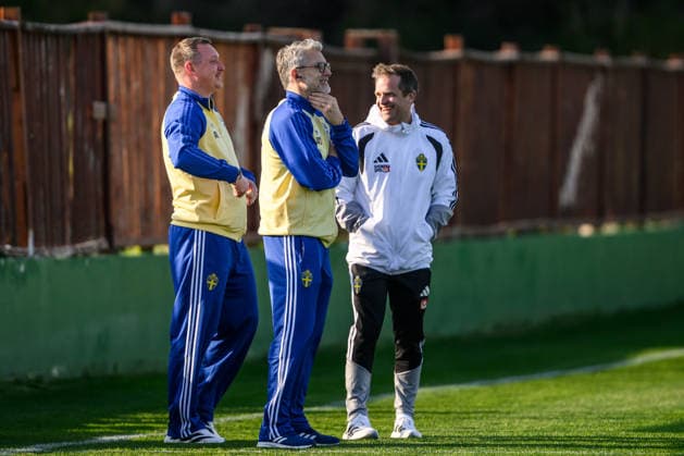 260323 Kim Källström, Head of National teams of Sweden, Niclas CarlnÃ n, General Secretary of the Swedish Football Federation, and Jonas Werner, doctor of the Swedish national football team during a training session on March 23, 2026 in Valencia Photo Joel Marklund BILDBYRAN kod JM JM0804 bbeng fotboll football soccer fotball vm kval fifa world cup qualifier qualifier träning practice training sverige sweden sverige a  Copyright: JOELxMARKLUND BB260323JM050