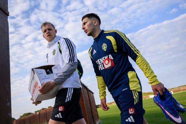 260323 Linus Kandolin, goalkeeper coach, and Roony Bardghji of the Swedish national football team during a training session on March 23, 2026 in Valencia Photo Joel Marklund BILDBYRAN kod JM JM0804 bbeng fotboll football soccer fotball vm kval fifa world cup qualifier qualifier träning practice training sverige sweden sverige a  Copyright: JOELxMARKLUND BB260323JM079