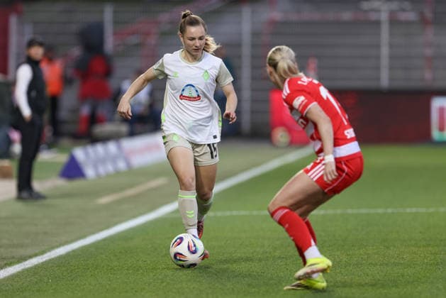 Michelle Weiß SV Werder Bremen, 15 on the ball, single image, full body, action, action, game scene, THE DFB GUIDELINES PROHIBIT ANY USE OF PHOTOGRAPHS AS IMAGE SEQUENCES AND OR QUASI VIDEO , 23 03 2026, Berlin Germany , Soccer, Google Pixel Womens Bundesliga, 1 FC Union Berlin SV Werder Bremen xobx