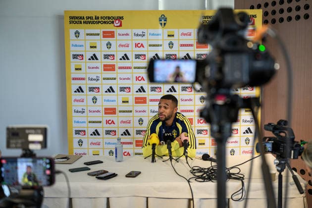 260323 Isak Hien of the Swedish national football team in the mixed zone after a training session on March 23, 2026 in Valencia Photo Joel Marklund BILDBYRAN kod JM JM0804 bbeng fotboll football soccer fotball vm kval fifa world cup qualifier qualifier träning practice training sverige sweden sverige a  Copyright: JOELxMARKLUND BB260323JM085