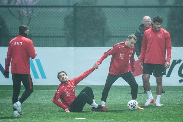 Turkish National Football Team training session ISTANBUL, TURKIYE - MARCH 23: Turkish National Football Team players Yunus Akgun (3rd L) and Kerem Akturkoglu (2nd R) attend the training session, under the lead of head coach Vincenzo Montella, ahead of the 2026 FIFA World Cup, WM, Weltmeisterschaft, Fussball European Qualifiers play-off semifinal match against Romania at Hasan Dogan National Teams Camp and Training Facilities in Istanbul, Turkiye on March 23, 2026. Hakan Akgun Anadolu Istanbul Turkey. Editorial use only. Please get in touch for any other usage.  Copyright: x2026xAnadoluxHakanxAkgunx