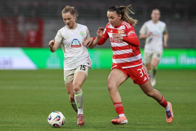 from left Michelle Weiß SV Werder Bremen, 15 and Tanja Pawollek 1 FC Union Berlin, 31 in a duel, dynamic, action, action, game scene, THE DFB REGULATIONS PROHIBIT ANY USE OF PHOTOGRAPHS AS IMAGE SEQUENCES AND OR QUASI VIDEO , 23 03 2026, Berlin Germany , Football, Google Pixel Womens Bundesliga, 1 FC Union Berlin SV Werder Bremen xobx
