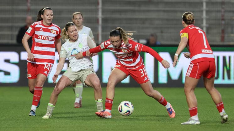 from left Juliane Wirtz SV Werder Bremen, 28 and Tanja Pawollek 1 FC Union Berlin, 31 in a duel, dynamic, action, action, game scene, THE DFB REGULATIONS PROHIBIT ANY USE OF PHOTOGRAPHS AS IMAGE SEQUENCES AND OR QUASI VIDEO , 23 03 2026, Berlin Germany , Football, Google Pixel Womens Bundesliga, 1 FC Union Berlin SV Werder Bremen xobx