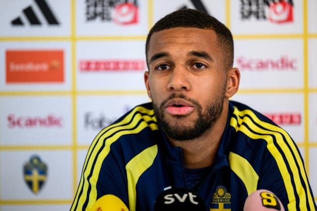 260323 Isak Hien of the Swedish national football team in the mixed zone after a training session on March 23, 2026 in Valencia Photo Joel Marklund BILDBYRAN kod JM JM0804 bbeng fotboll football soccer fotball vm kval fifa world cup qualifier qualifier träning practice training sverige sweden sverige a  Copyright: JOELxMARKLUND BB260323JM095