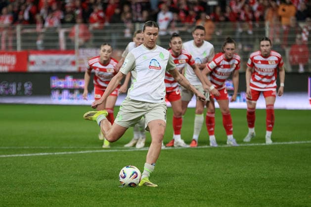 Larissa Mühlhaus SV Werder Bremen, 7 shoots a penalty kick, at penalty kick, penalty kick, game scene, action, action, THE DFB REGULATIONS PROHIBIT ANY USE OF PHOTOGRAPHS AS IMAGE SEQUENCES AND OR QUASI VIDEO , 23 03 2026, Berlin Germany , Football, Google Pixel Womens Bundesliga, 1 FC Union Berlin SV Werder Bremen xobx