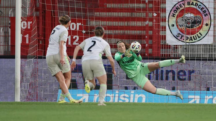 Goalkeeper Nadine Böhi saves penalty kick against Larissa Mühlhaus duel Match scene Action Sport Soccer Football Women Womens Bundesliga 21 Matchday Season 2025 2026 23 03 2026 1 FC Union Berlin vs SV Werder Bremen DFL regulations prohibit any use of photographs as image sequences and or quasi video